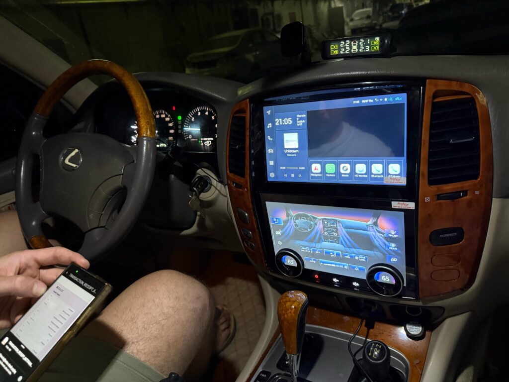 Premium screen with rotary AC knobs and Android Auto